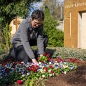 Gundula auf den Friedhof